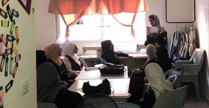 Arab Women's Organization life skills class. Photo: Adina Wolf/UN Trust Fund 