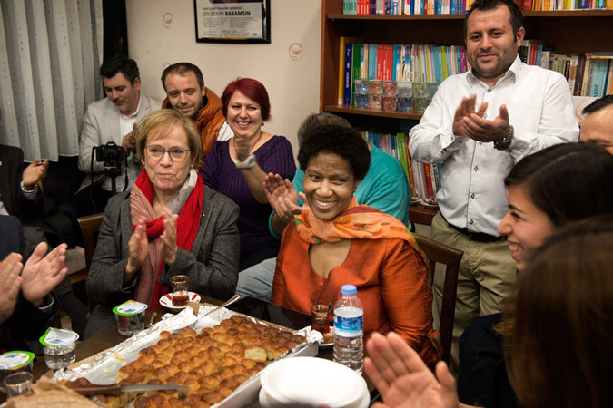 UN Women Executive Director Phumzile Mlambo-Ngcuka visited the Father Support Association in Istanbul. Photo: UN Women/Ventura Formicone